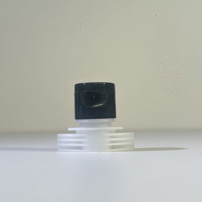 Портативная и прочная откидная крышка с винтовым креплением 3 мм и носиком 16 мм для гибкой упаковки дезинфицирующих средств и косметики